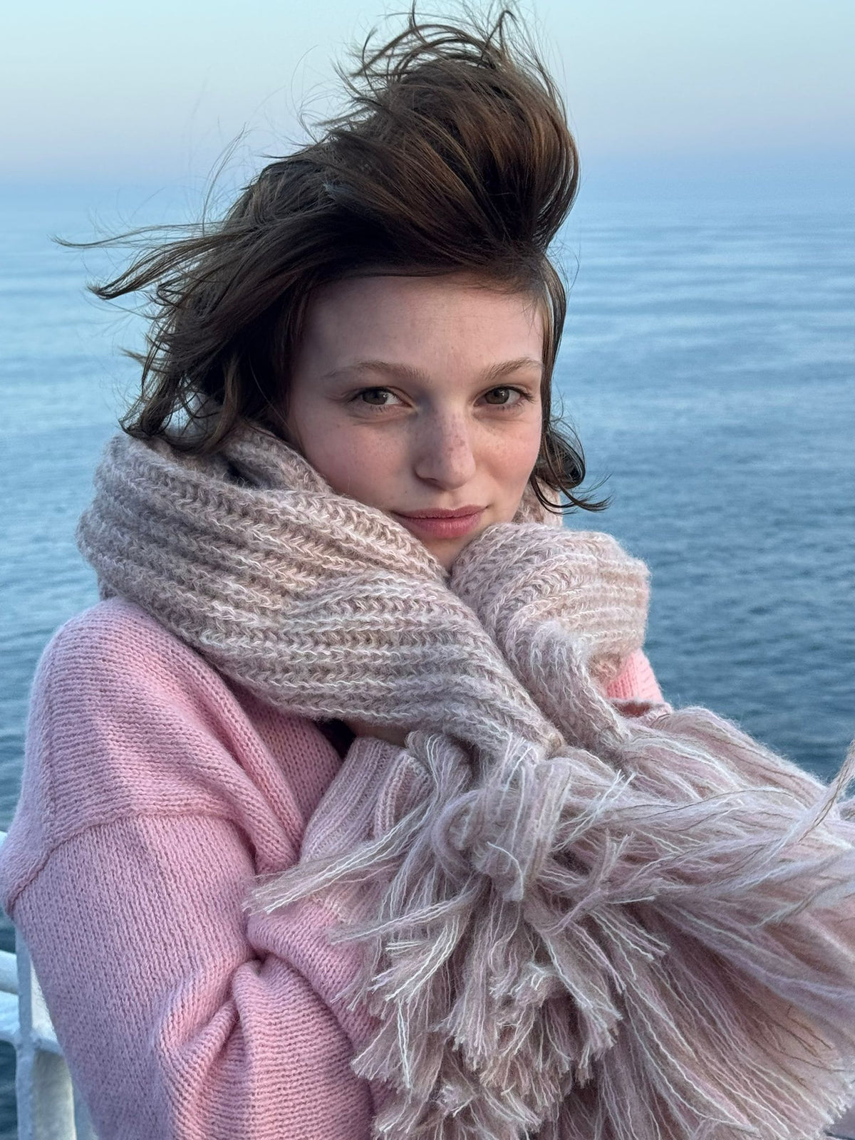 Elara ~ alpaca gebreide sjaal met franjes, powder pink dégradé