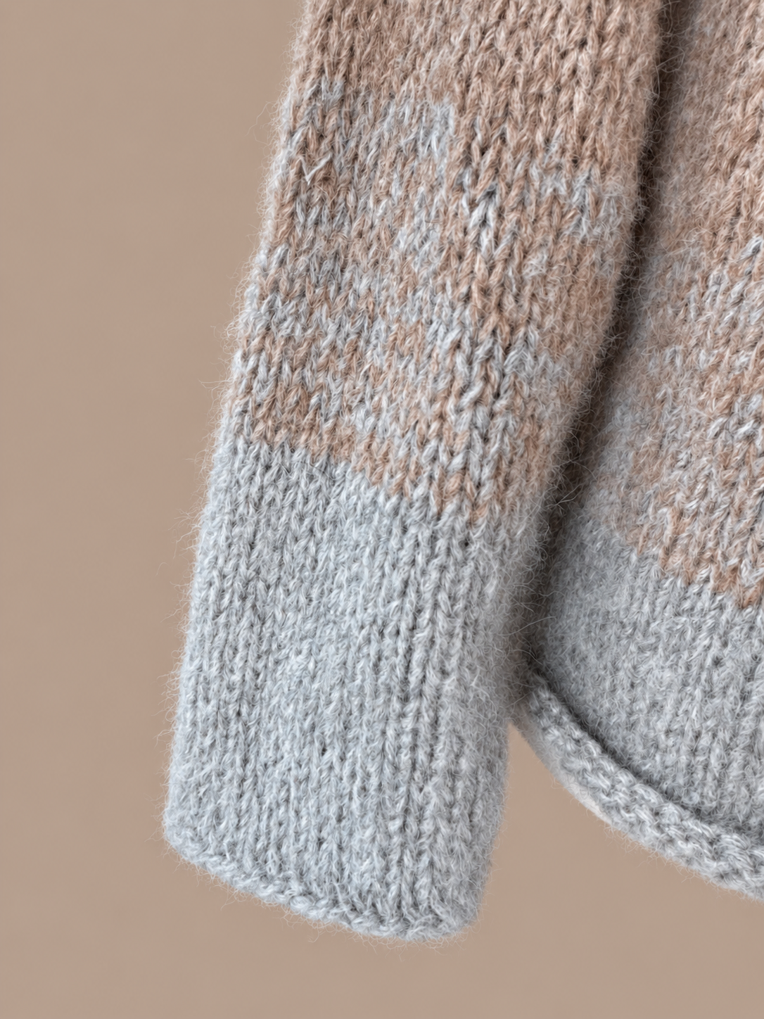 Eloïse ~ alpaca v-sweater, mushroom dégradé